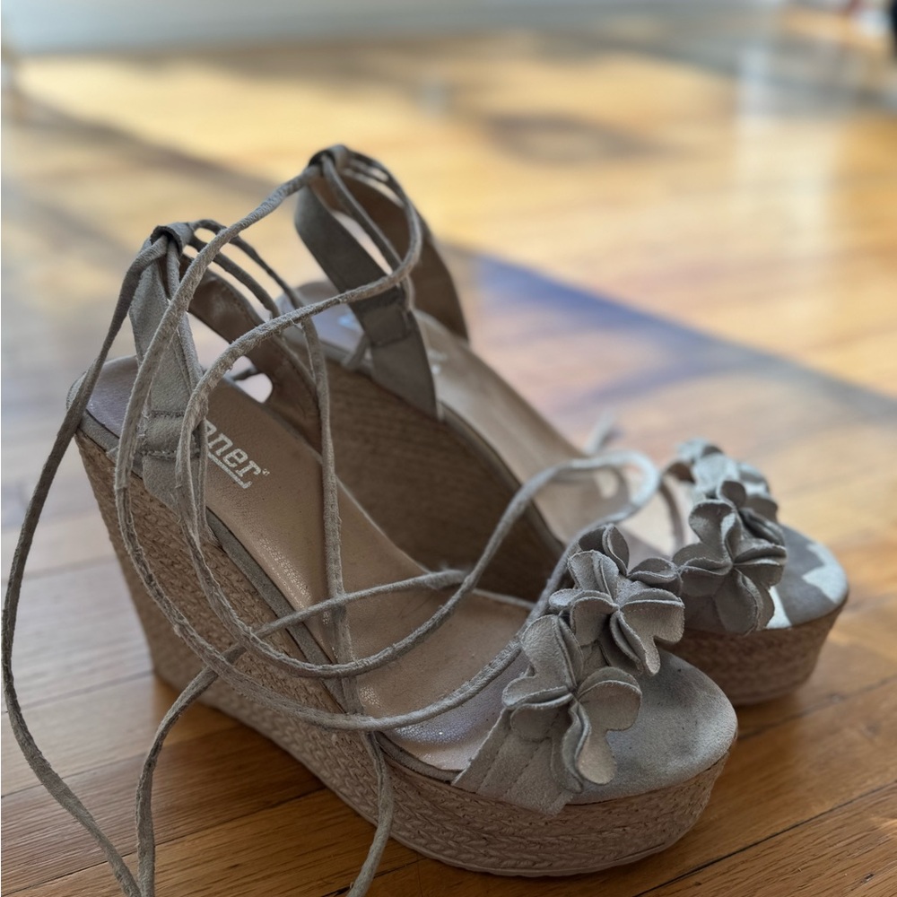 Chic Gray Wedge Sandals with Floral Accents